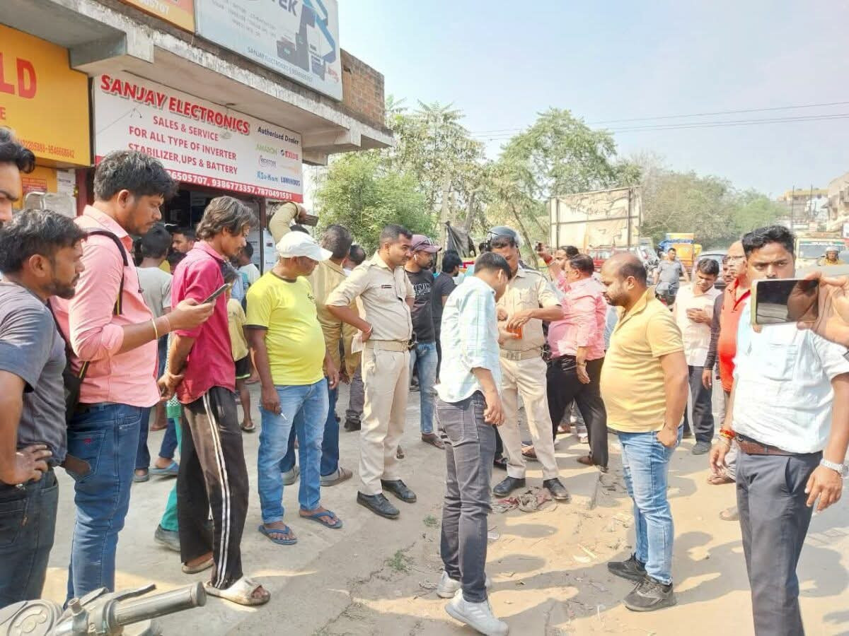 सरायकेला:दिनदहाड़े आदित्यपुर के बैटरी दुकान पर 4 राउंड फायरिंग, पहले फोन पर दी गई थी जान से मरने की धमकी