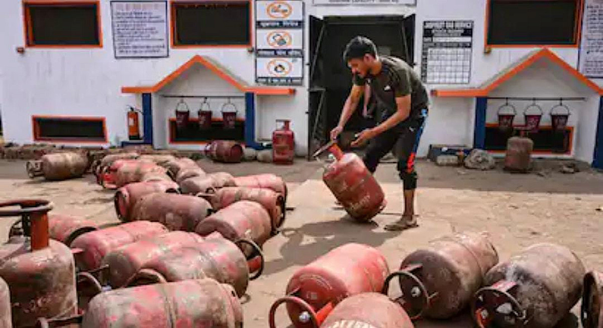 काम की बात: बार-बार कॉल करने के लिए बाद भी नहीं बुक हो रहा है LPG गैस सिलेंडर तो अपनायें ये तरीका, बन जाएगा काम