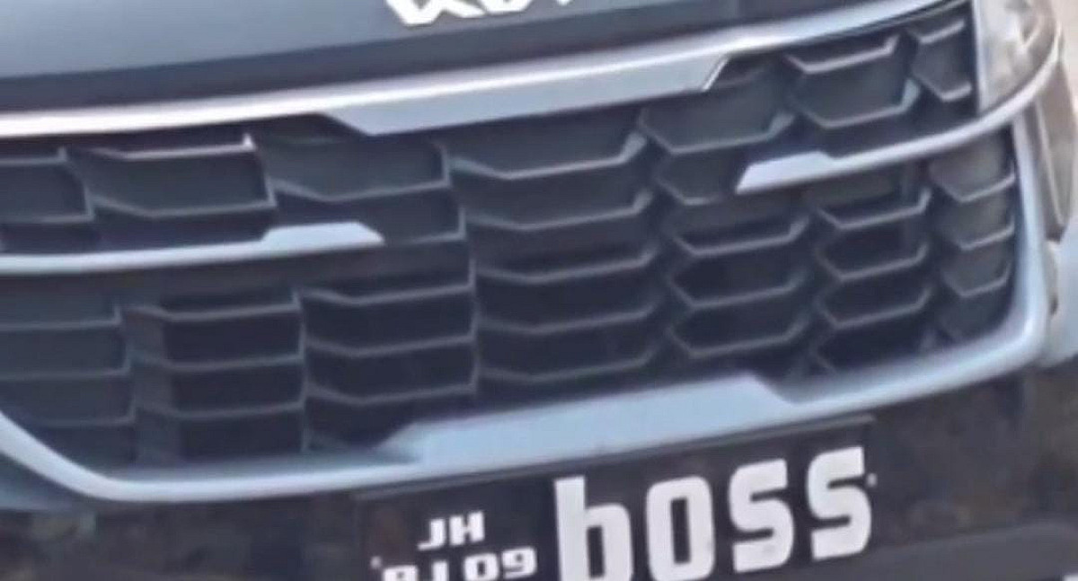 फैंसी नम्बर पर कार्रवाई के बावजूद लोग नहीं ले रहे सबक,अब भी 8 लेन सड़क पर दौड़ रही बॉस लिखी कार