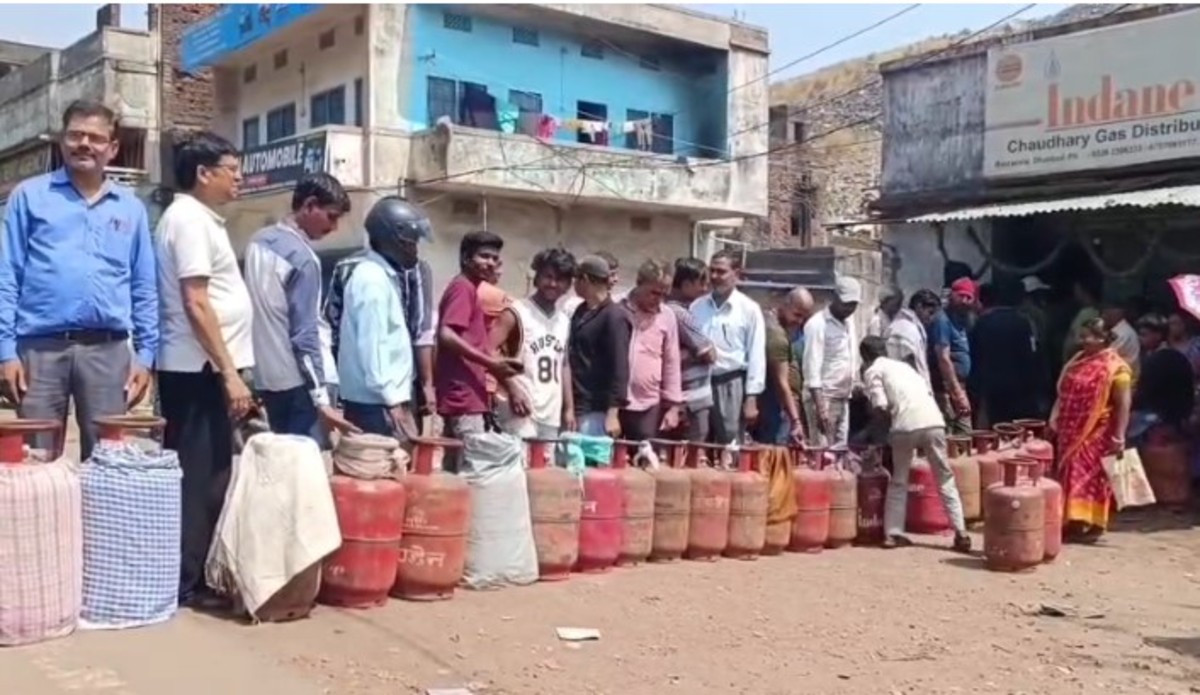 धनबाद में गैस सिलेंडर की मारामारी, एजेंसियों पर उमड़ी भीड़