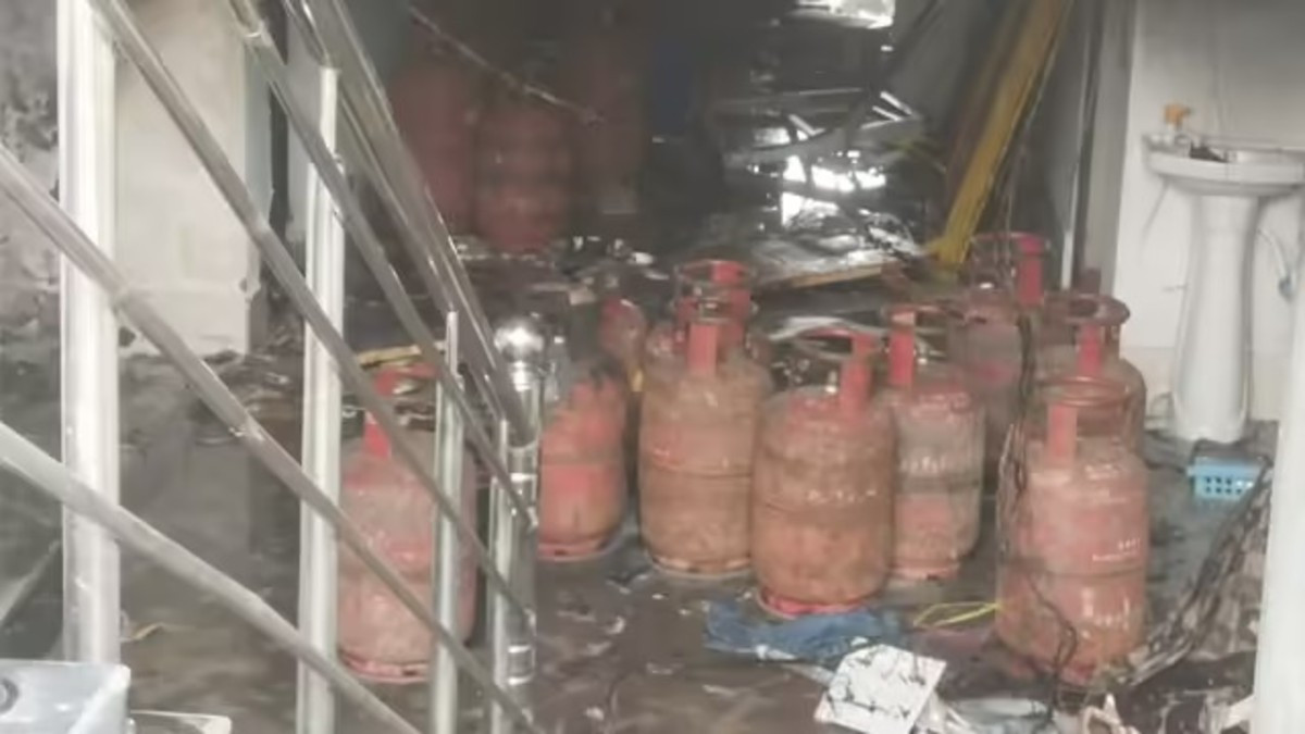 BREAKING: पलामू के मेदिनीनगर में सिलेंडर ब्लास्ट से मचा हड़कंप, कई कर्मचारी झुलसे