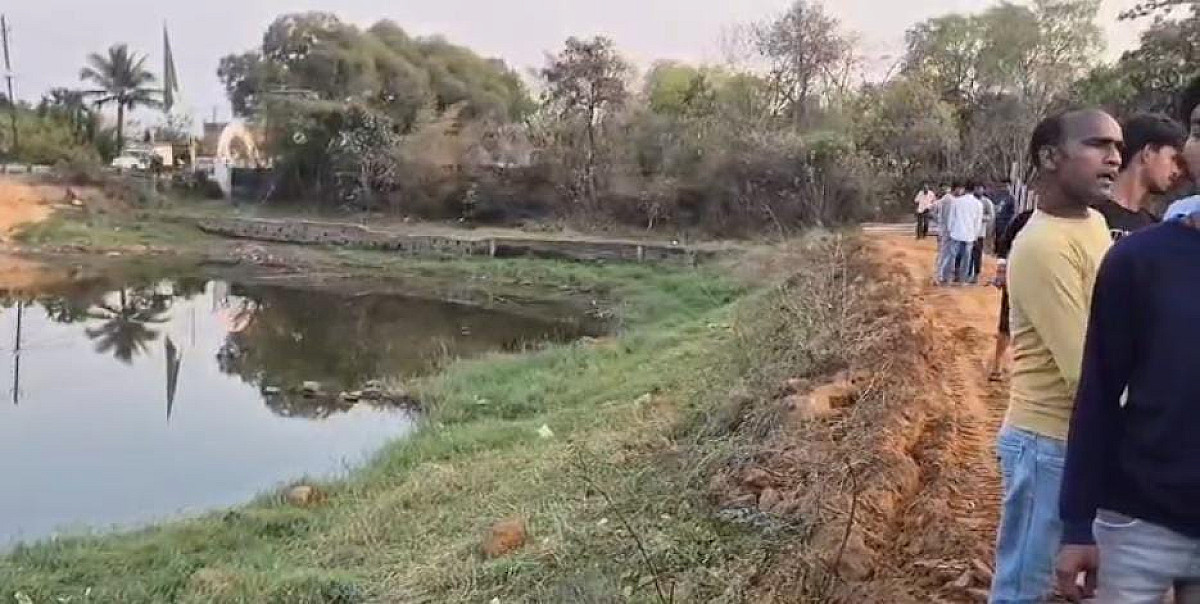 अब गांव के तालाबों पर जमीन माफियाओं की नजर , कर्माटांड़ में ग्रामीणों ने एकजुट होकर रोका काम