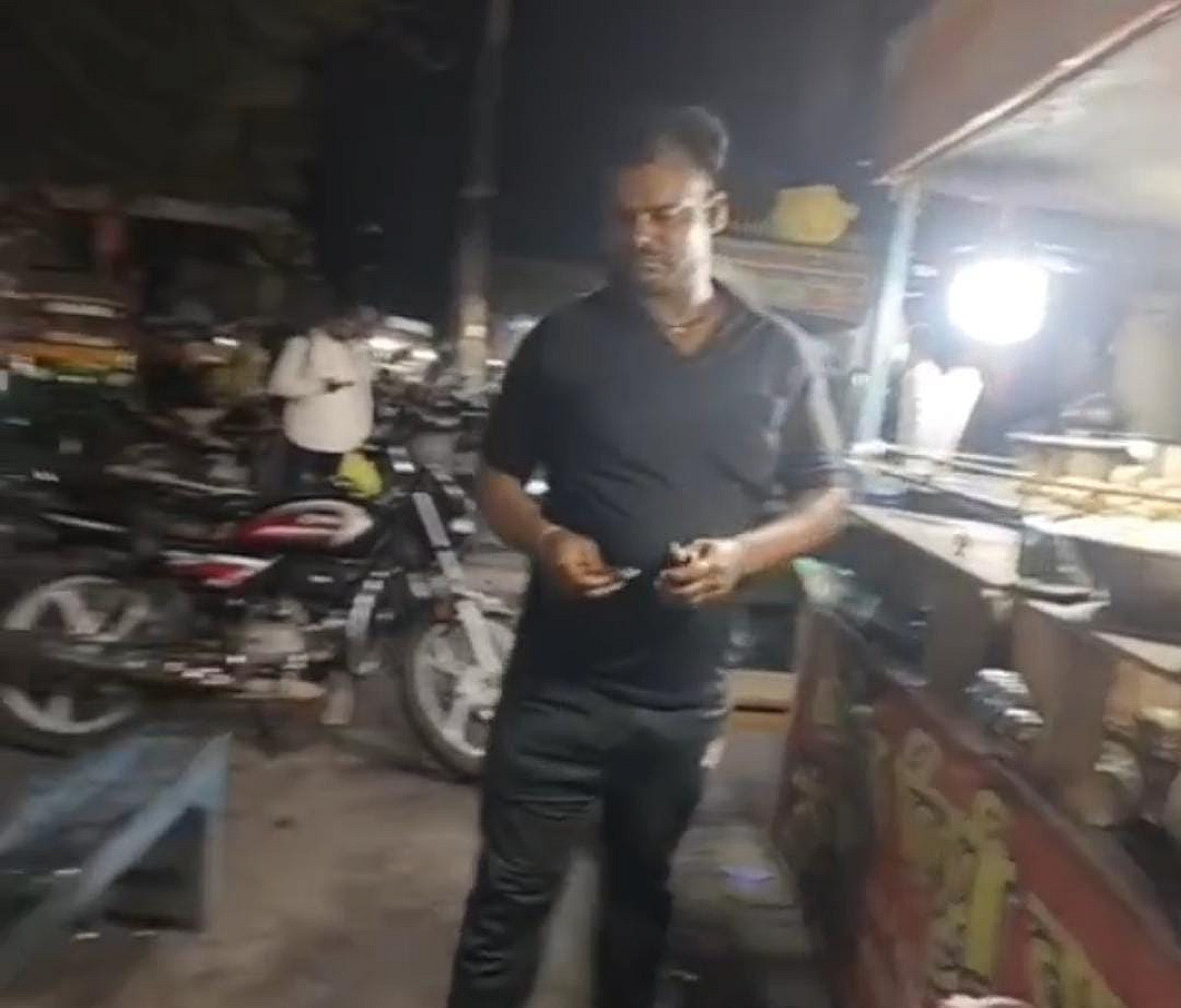 धनबाद जंक्शन पर छोटे दुकानदारों से होती है अवैध वसूली! RPF के नाम पर दलाल द्वारा उगाही का VIDEO VIRAL