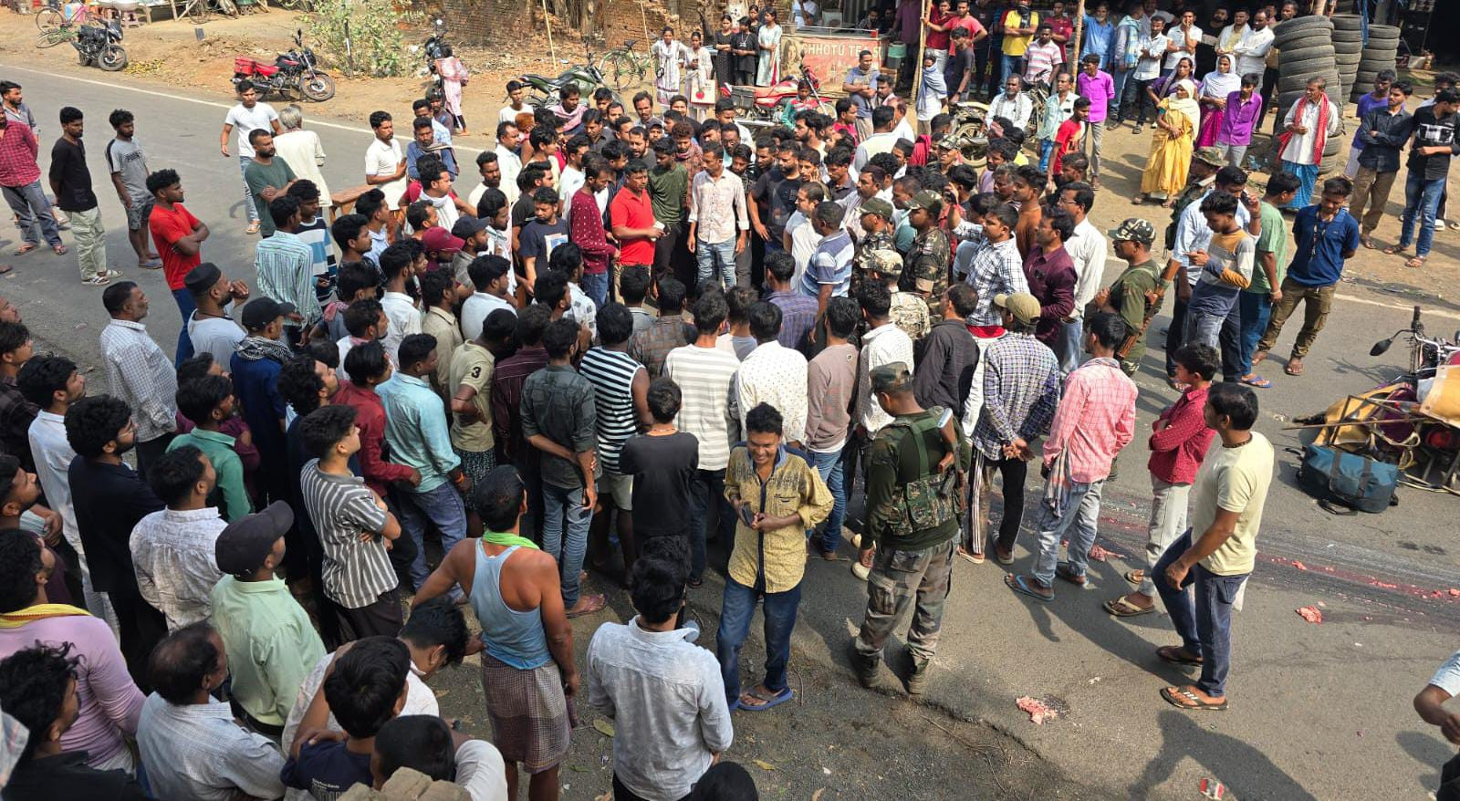 दुमका:ईद मनाने घर लौट रहे दो युवकों को हाईवा ने कुचला, मौके पर ही हुई मौत