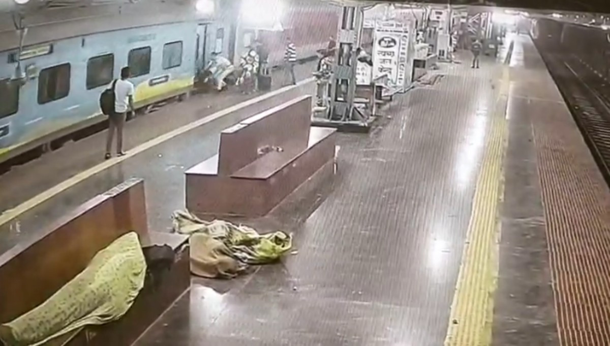 RPF जवान ने दिव्यांग यात्री की बचाई जान, भागलपुर स्टेशन पर बड़ा हादसा टला