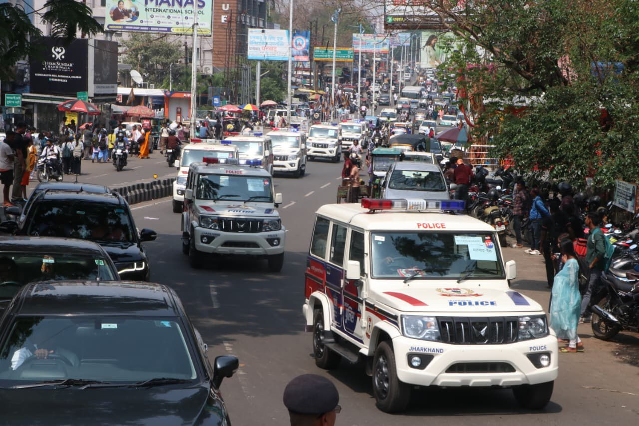 धनबाद पुलिस सड़क पर उतर दिया सन्देश -शान्ति में मनाइये त्योहार ,खलल डालने वालो के लिए हम हैं न!