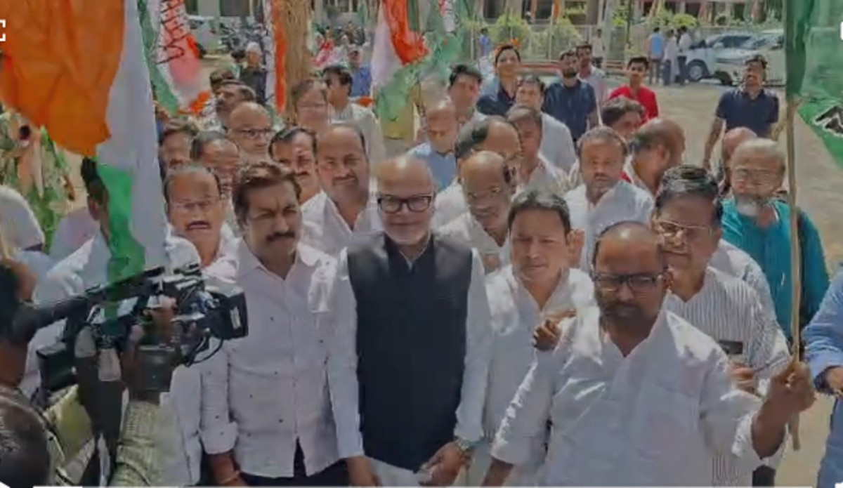 पटना में NDA सरकार के खिलाफ जमकर नारेबाजी, “वोट चोर-विधायक चोर” का आरोप