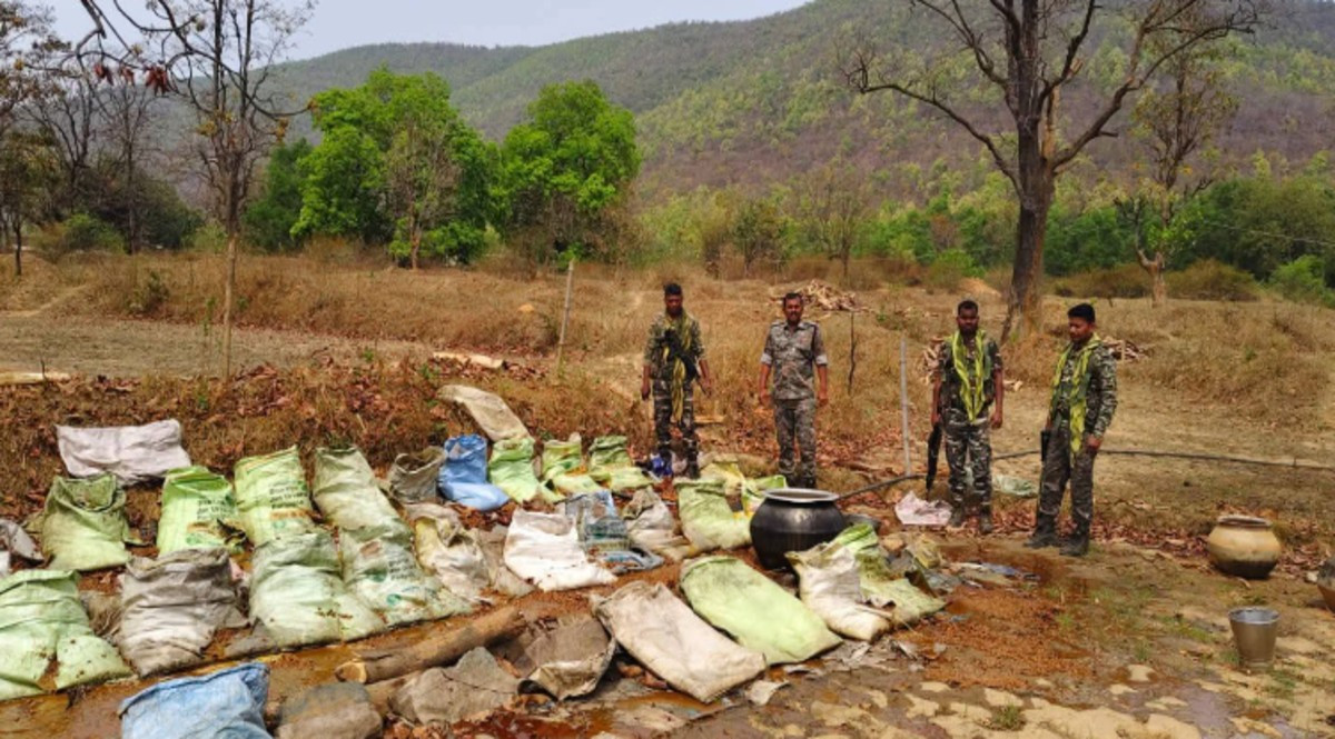 महुआ शराब बनाने का अड्डा ध्वस्त, सरायकेला में नशे के खिलाफ पुलिस का अभियान