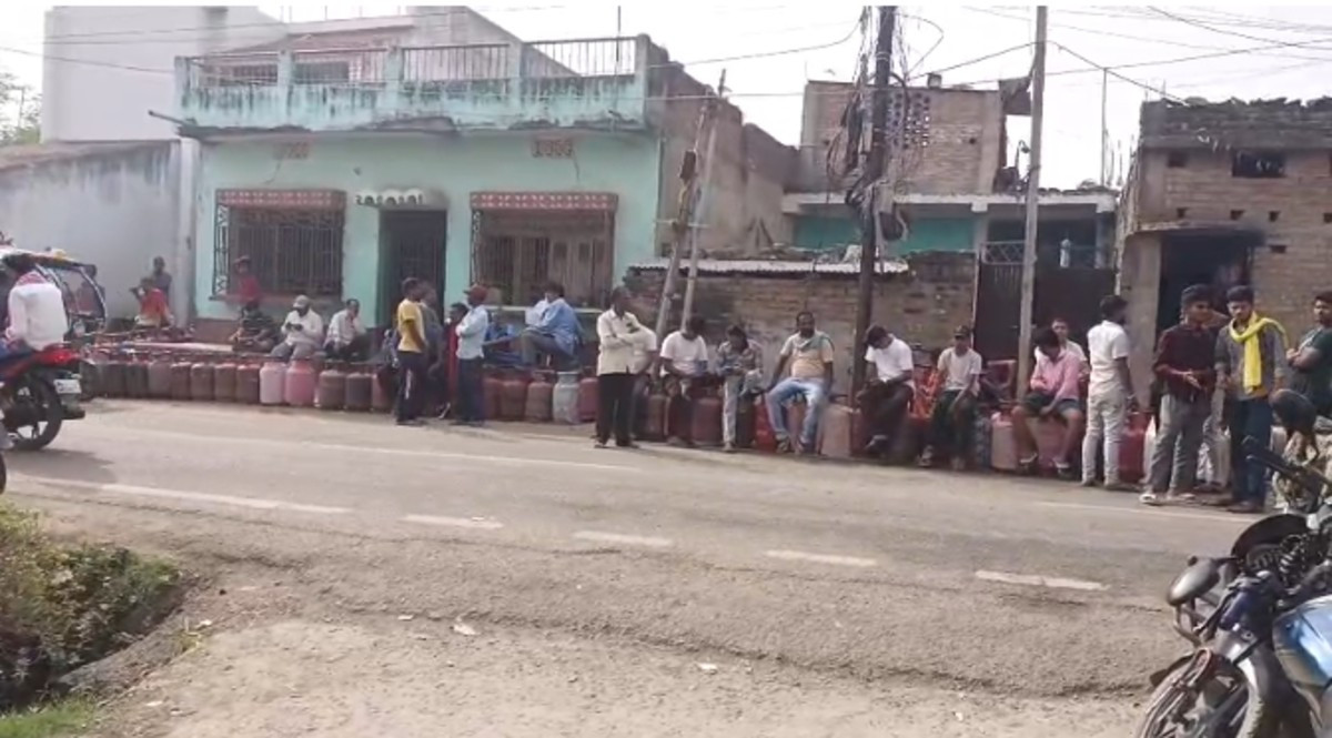 गैस के लिए लंबी कतार लेकिन सप्लाई गायब, साहिबगंज में खाली सिलेंडर लेकर लौटना पड़ रहा घर