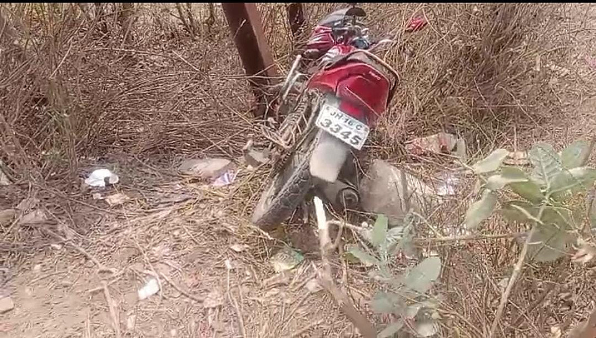 पाकुड़ में तेज रफ्तार का कहर, पोल से टकराई बाइक, चालक गंभीर रूप से घायल