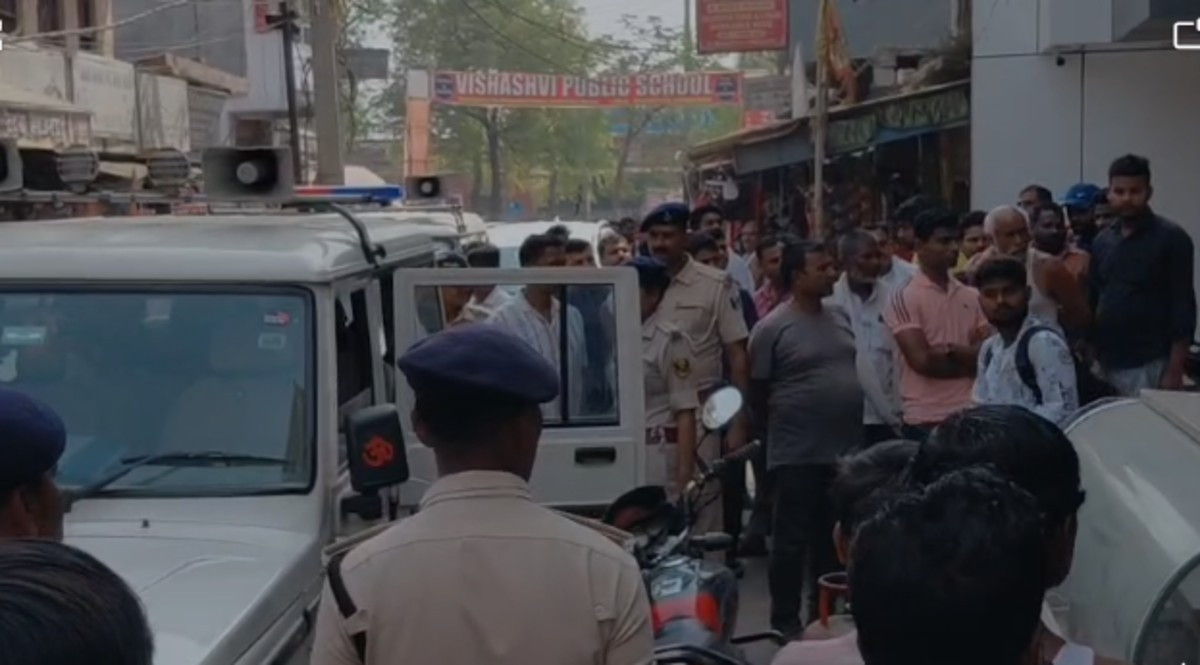 मोकामा में रेस्टोरेंट पर पड़ा छापा, अवैध गैस इस्तेमाल के साथ युवक-युवती भी हिरासत में