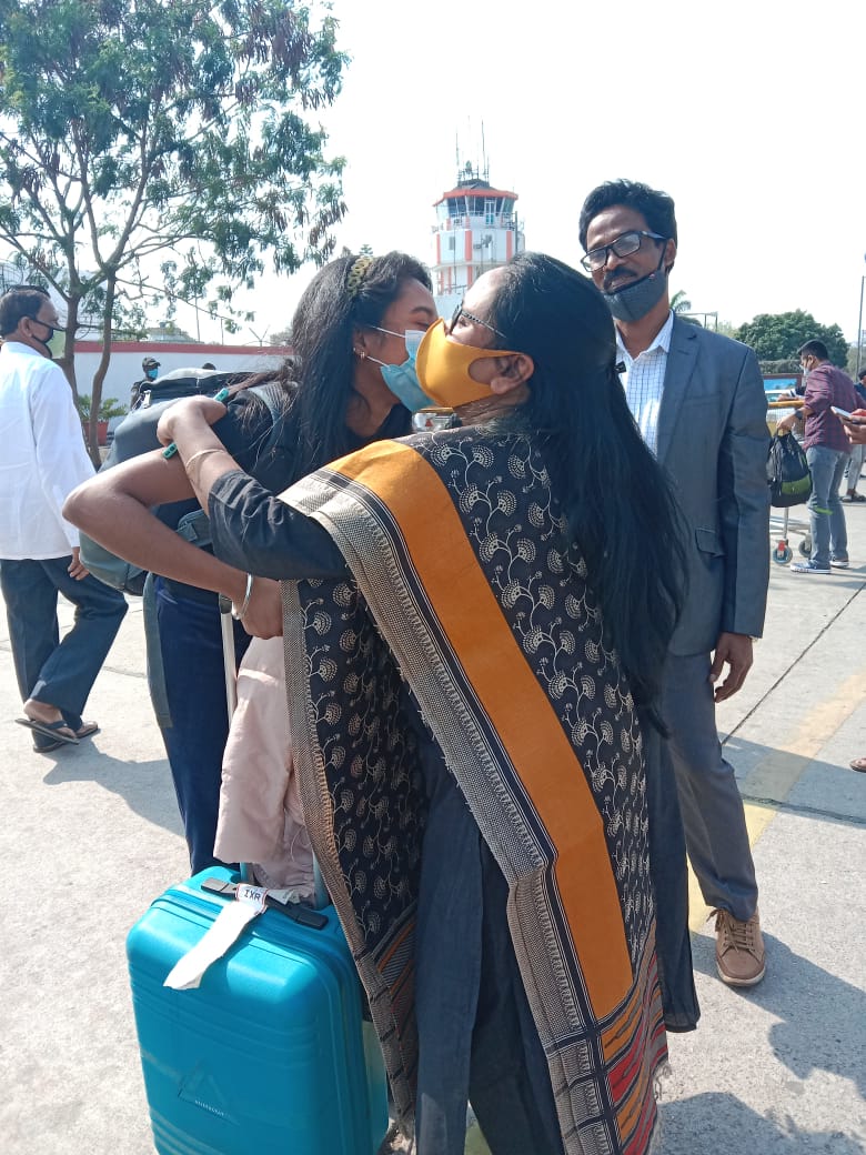   यूक्रेन में फंसी  धनबाद की बेटी रांची लौटी, नम आंखों से मां ने किया आलिंगन