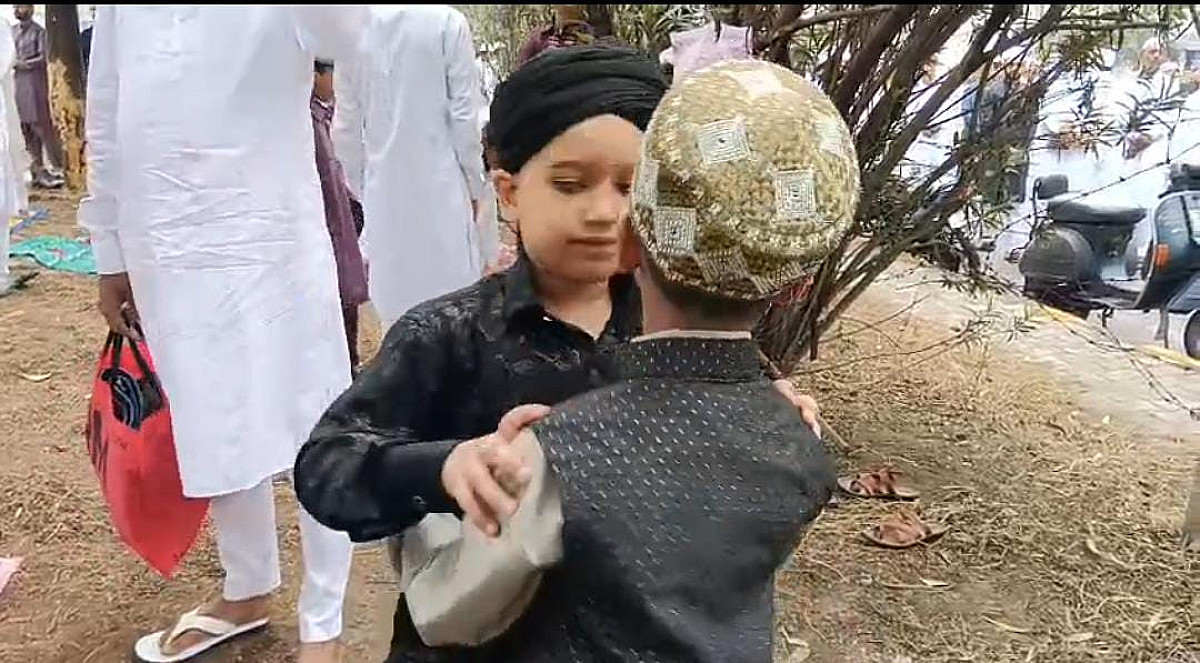 लौहनगरी में अमन चैन से अदा की गई ईद की नमाज, एक दुसरे से गले मिलकर लोगों ने बांटी खुशियां