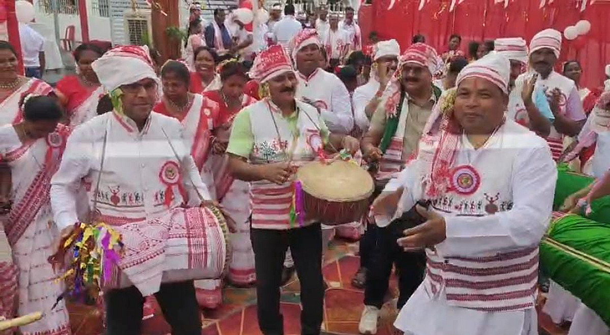 धनबाद पुलिस लाईन में पूरे धूमधाम से मनाया गया सरहुल पर्व, ढोल-नगाड़ों की धुन पर झूमे पुलिस के जवान