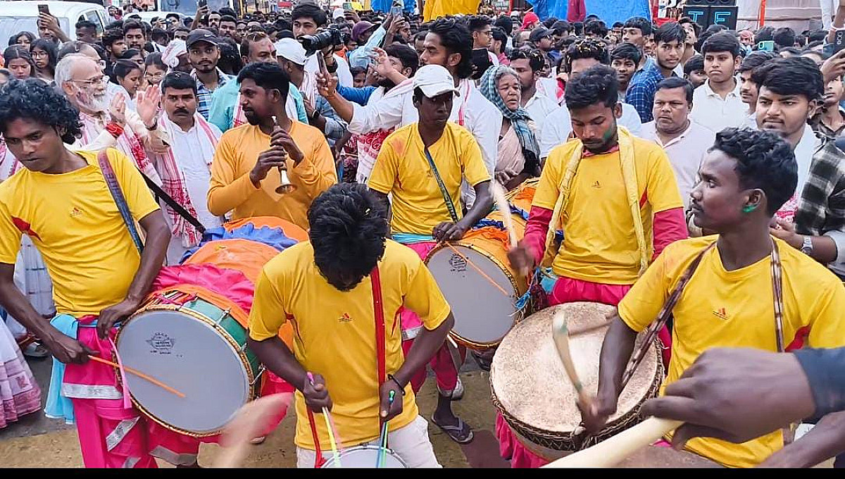 रांची में सरहुल का जश्न, मांदर की थाप पर झूमे कई नेता