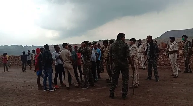 बाघमारा में नहीं थम रही वर्चस्व की लड़ाई,पुलिस के सामने ही हुई गोलीबारी और बमबाजी