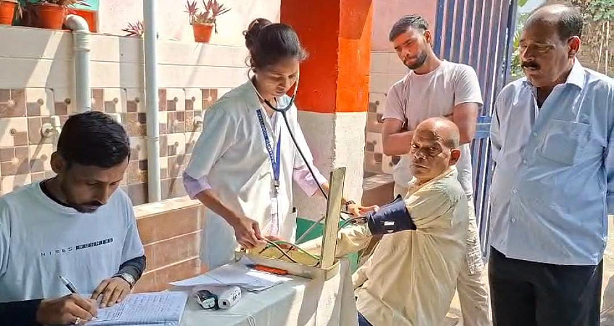 जिस डॉक्टर के पास इलाज कराने के लिए करना पड़ता है घंटो इंतजार, वो क्यों फ्री में करते है इलाज ! पढ़िये