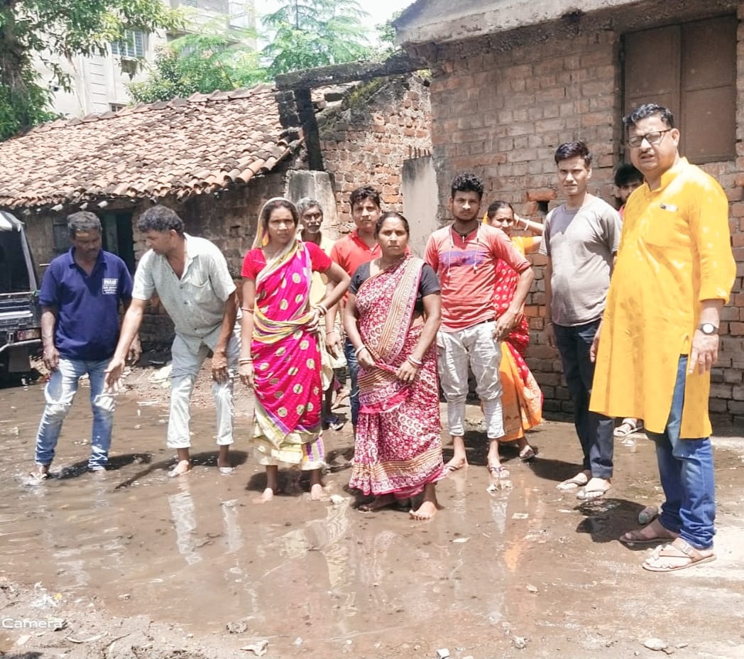 सड़क के बीचो-बीच गंदे पानी का जमाव, दूषित जलजमाव से आये दिन लोग रहते है परेशान