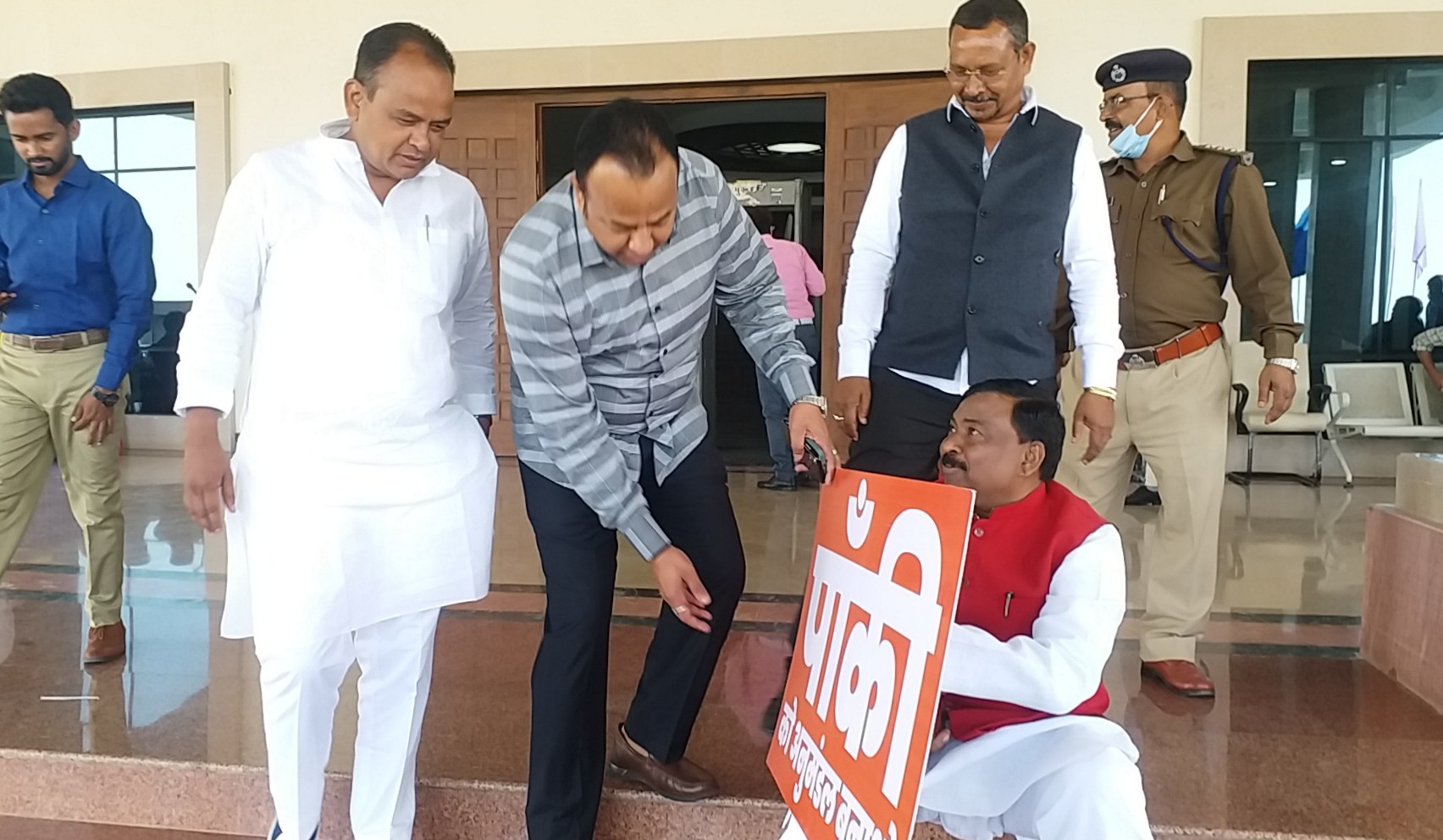 झारखंड विधानसभा बजट सत्र : धरने पर बैठे भाजपा विधायक,  पांकी को अनुमंडल बनाने की कर रहे मांग