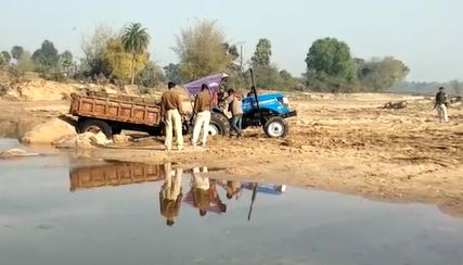 अवैध बालू लदे दो ट्रैक्टर जब्त, चालक और मजदूर भागने में हुए सफल