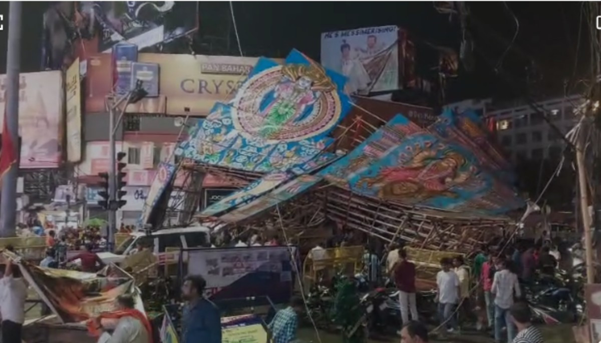 आंधी से डाक बंगला चौराहा पर गिरा एलईडी गेट, पटना में बड़ा हादसा टला