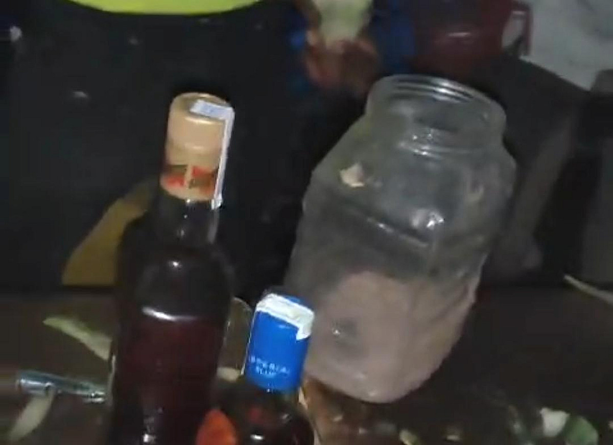 ये कैसी शराब बंदी है साहेब! बिहार में फल सब्जी की तरह स्टॉल लगा कर बिक रही है शराब, कानून की उड़ रही धज्जियां