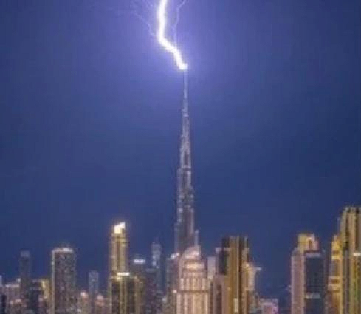 अरे बाप रे! मिडिल ईस्ट युद्ध के बीच दुबई के बुर्ज खलीफा पर हुआ कुछ ऐसा वीडियो देख हैरान रह गए लोग, देखिए