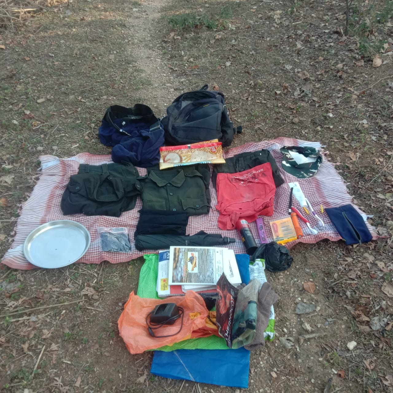 बुलबुल के जंगल में सर्च अभियान :  बरामद हुए नक्सलियों के सामान