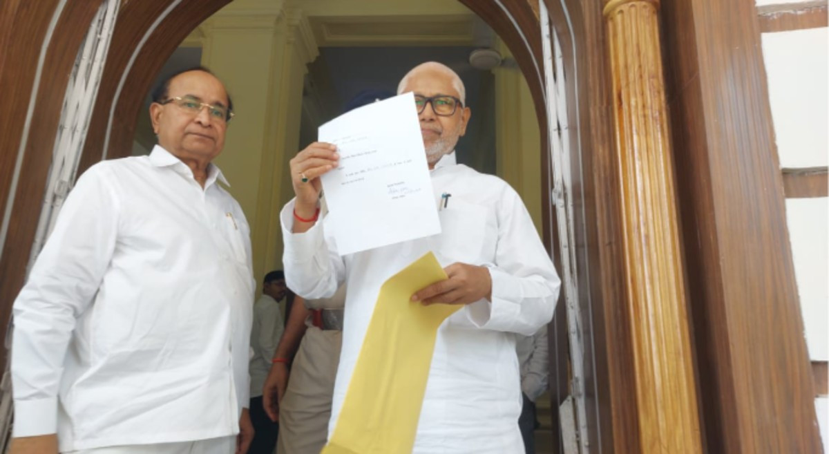 नीतीश कुमार ने विधान परिषद से दिया इस्तीफा, बिहार की राजनीति में हलचल