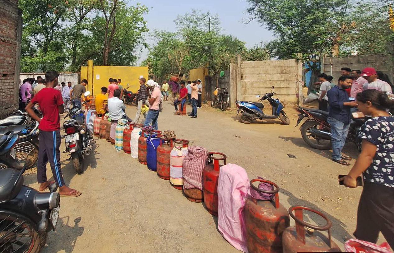 सरायकेला में गैस संकट गहराया, गोदाम और कार्यालय के बाहर लग रही लंबी कतारें, कालाबाजारी से लोग परेशान
