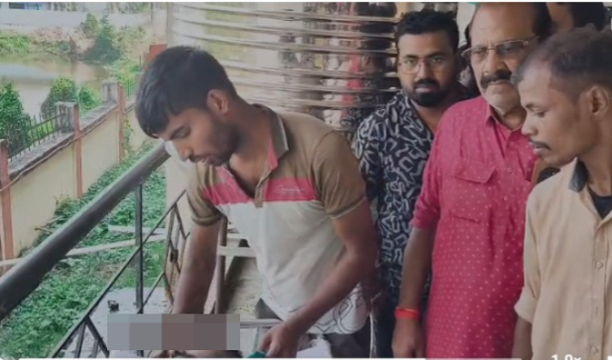 Dumka: जुगाड गाड़ी की टक्कर से डिलीवरी बॉय की मौत, आक्रोशित लोगों ने किया सड़क जाम