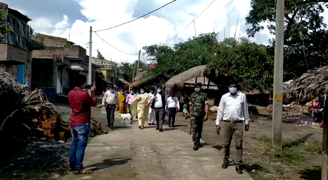 उपायुक्त वरुण रंजन और जेएसएलपीएस सीईओ नैंसी सहाय ने पाकुडिया प्रखंड का किया दौरा, समस्याओं से हुई अवगत