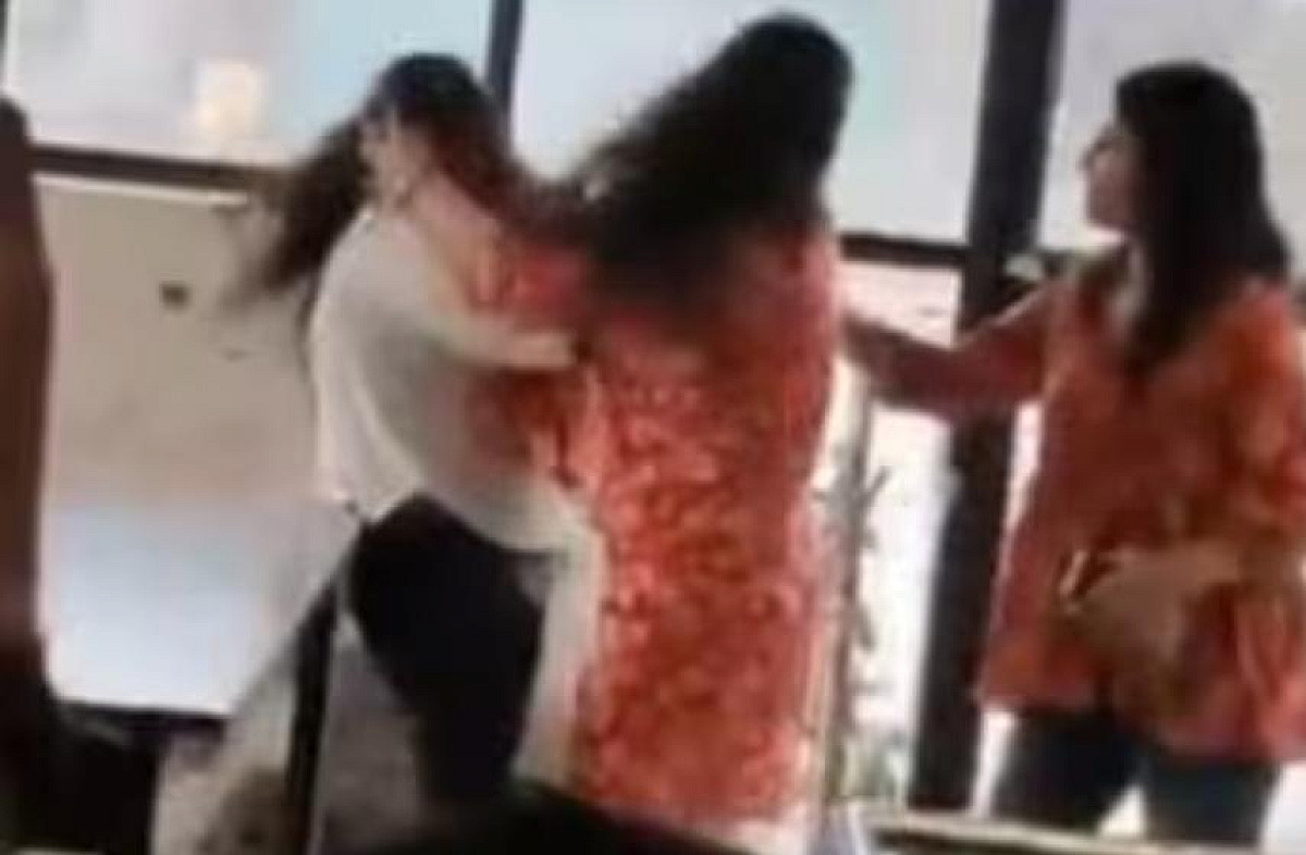 प्यार जो ना कराए ! एक ही लड़के को दिल दे बैठी दो सहेलियां, फिर कॉलेज में शुरू कर दिया महाभारत , देखिए वीडियो