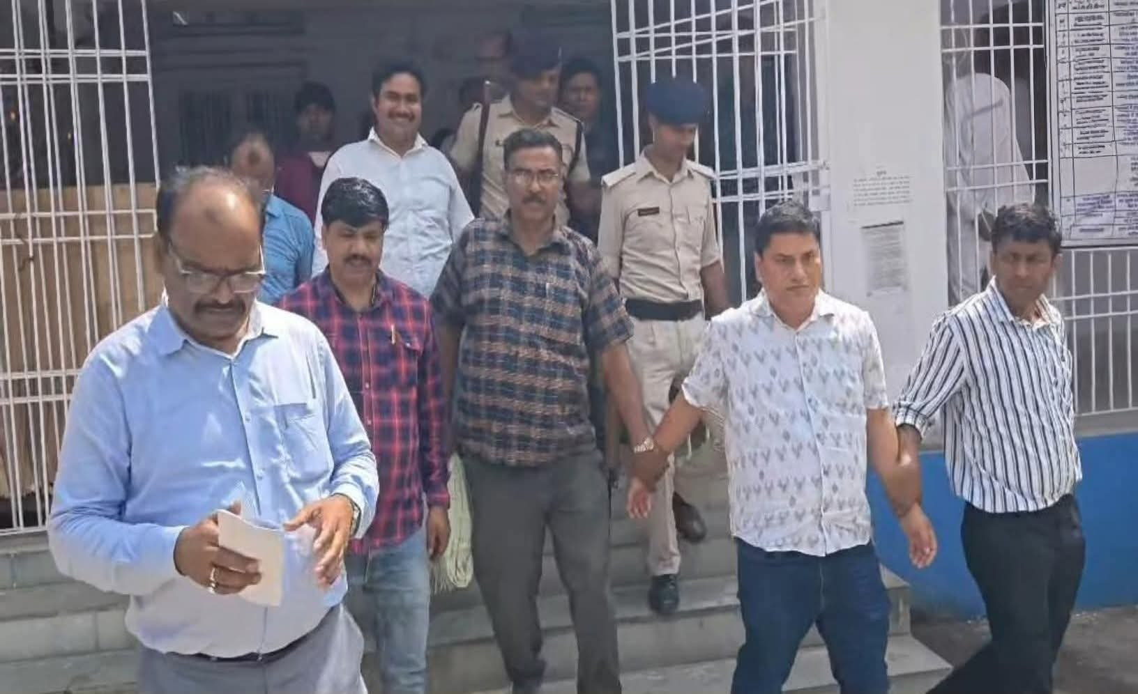 70 हजार रुपये रिश्वत लेते SDM का स्टेनो और लिपिक गिरफ्तार, निगरानीकी टीम ने की कार्रवाई