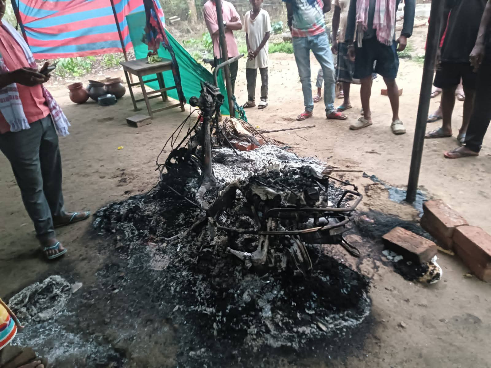 सरायकेला में बदमाशों के हौंसले बुलंद, घर के बाहर खड़ी नई स्कूटी को किया आग के हवाले