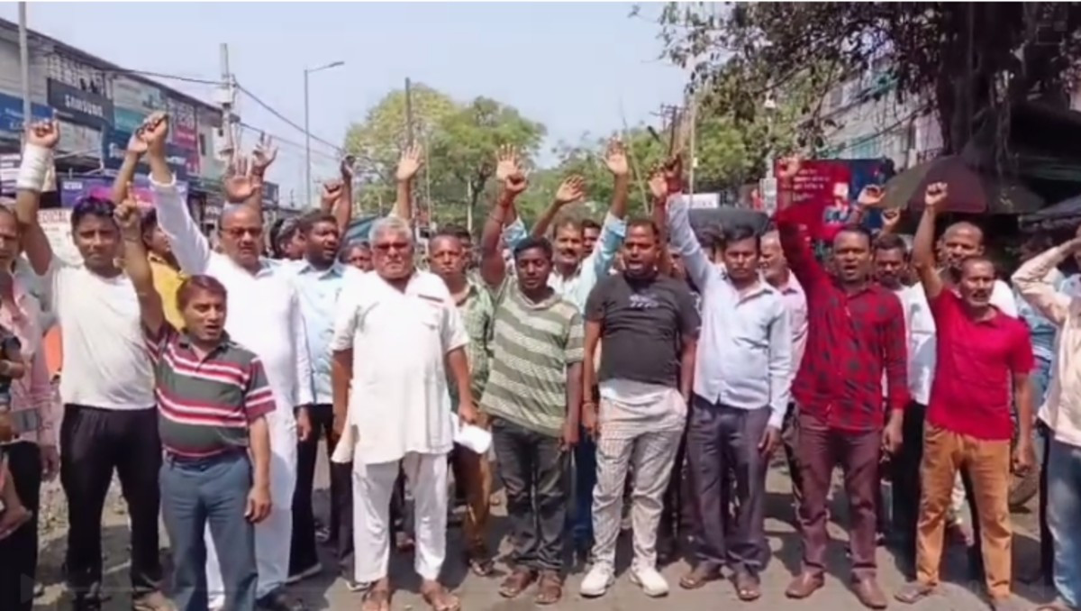 धनबाद का नुनूडीह- मोहन बाजार सड़क जर्जर, माले नेता के नेतृत्व में प्रदर्शन