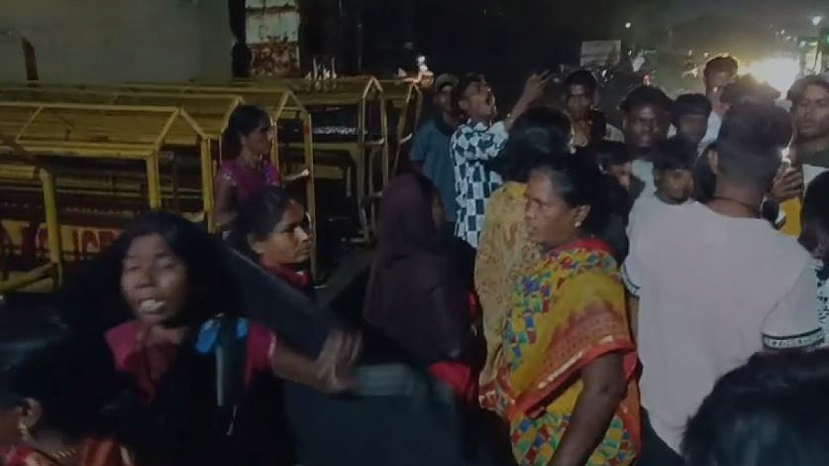 BIG BREAKING : धनबाद में अचानक जमींदोज हुआ मकान,तीन लोग जमीन में समाए !