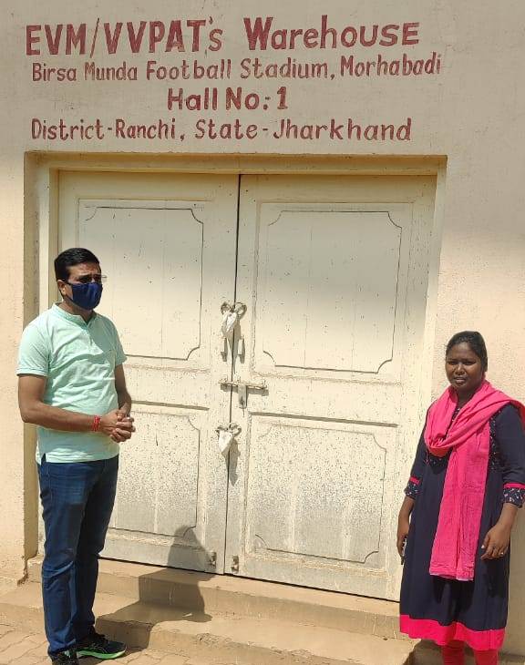 मोरहाबादी स्थित बज़्रगृह  जाकर डीसी ने किया ईवीएम का निरीक्षण