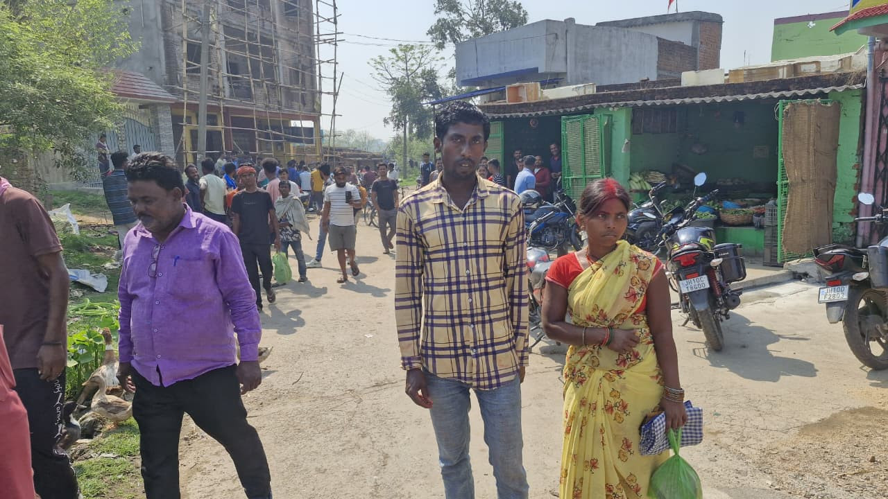 धनबाद: दो-दो बच्चों के मां -बाप की इस अजीब प्रेम कहानी की क्यों हो रही चर्चा, आखिर क्यों चुप हैं घरवाले ?