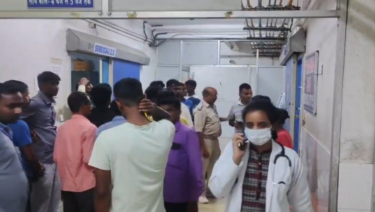 धनबाद के बलियापुर में बाइक-पिकअप भिड़ंत में युवक की मौत, दो घायल