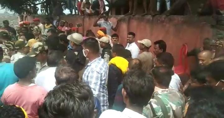 बाघमारा के नदखुरकी में कोयला उठाव को लेकर चल रहा है विवाद, सीआईएसएफ के सामने ढुल्लू और जलेश्वर समर्थकों में हुई भिड़ंत