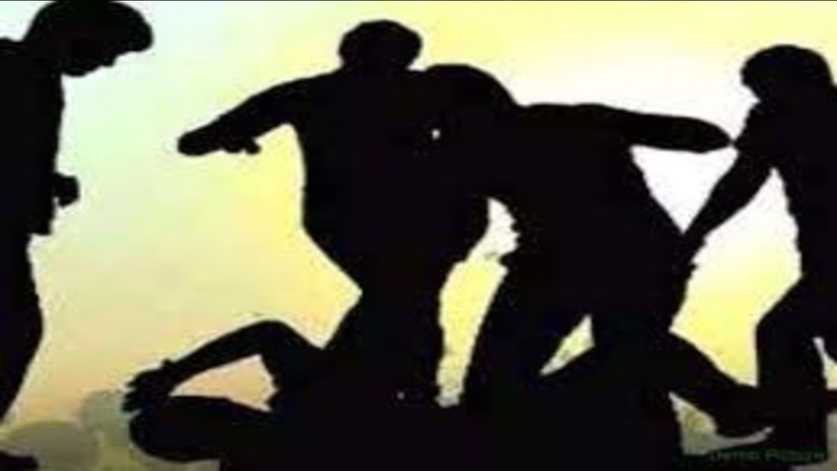 जामताड़ा में ऑन-ड्यूटी पुलिस से बदसलूकी करने वाला रेलवे कर्मी गिरफ्तार, वर्दी पकड़कर की थी हाथापाई