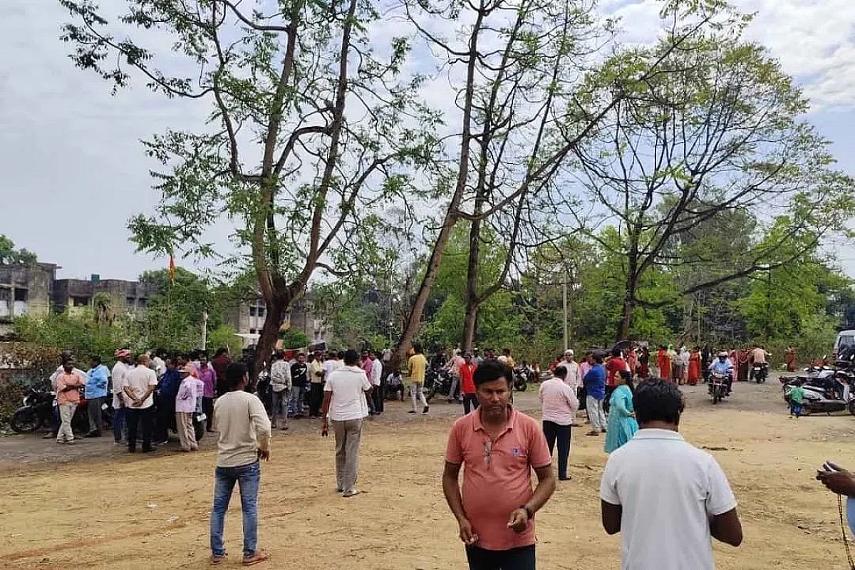 रामगढ़ अपडेट: पतरातू में घर खाली कराने पहुंचे प्रशासन के खिलाफ सड़कों पर उतरे लोग, बढ़ा तनाव