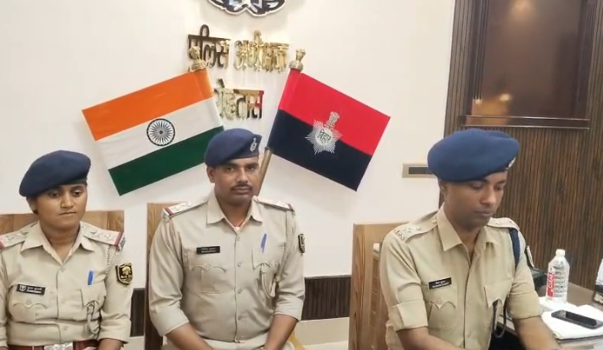 रोहतास महावीर मंदिर में चोरी कांड का खुलासा, 6 गिरफ्तार, सोने-चांदी के जेवरात भी बरामद