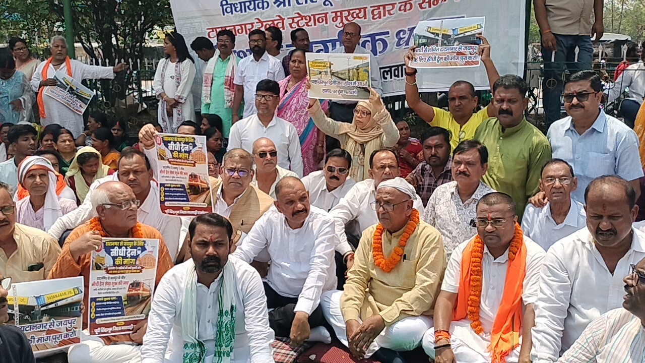 ट्रेनों की लेटलतीफी के खिलाफ टाटानगर में सरयू राय का धरना, यात्रियों की परेशानी पर उठी आवाज