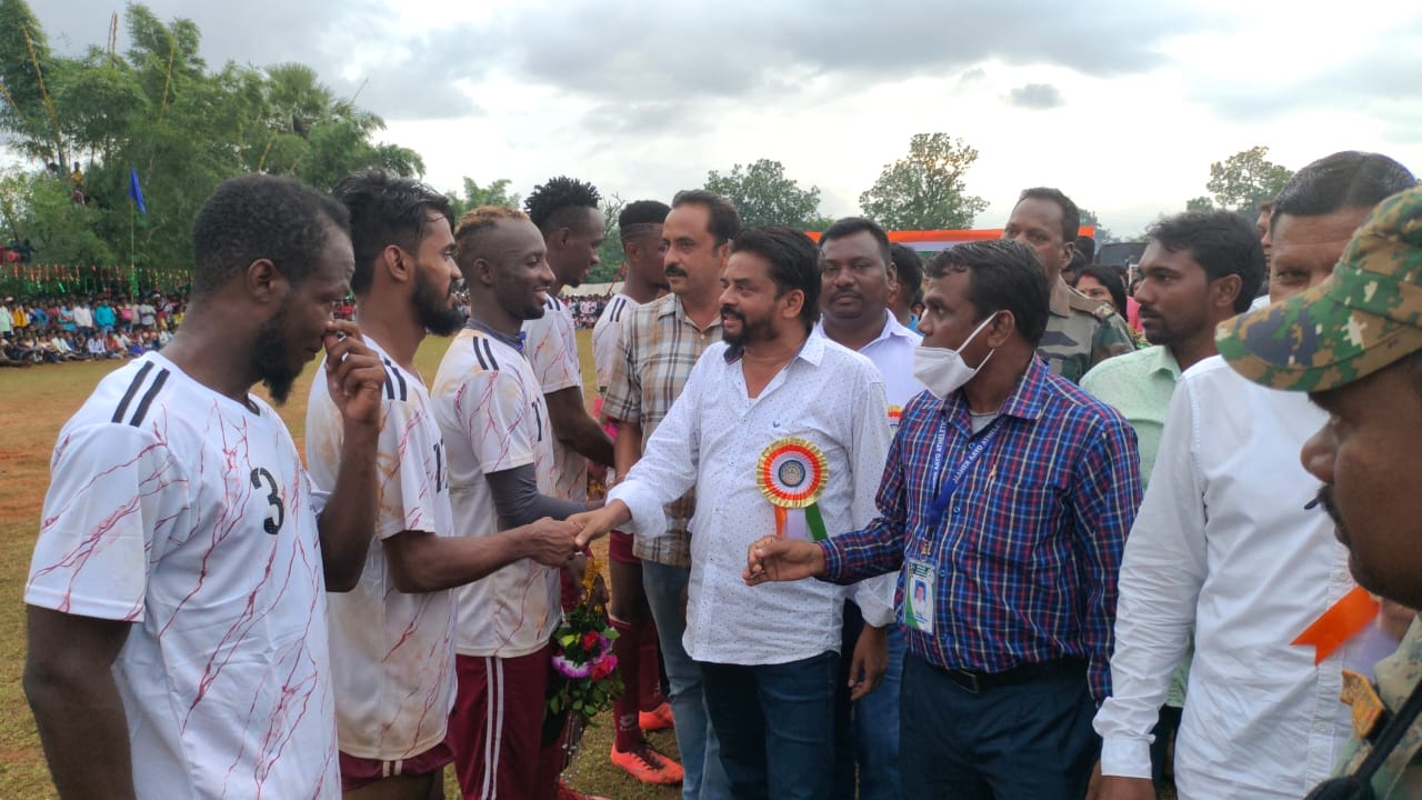 जब गांव के फुटबॉल मैच में पहुँच गई  चीयर लीडर्स..जोश में लोगो ने  खोए होश  , सरकारी गाइडलाइन्स की उड़ी धज्जियां