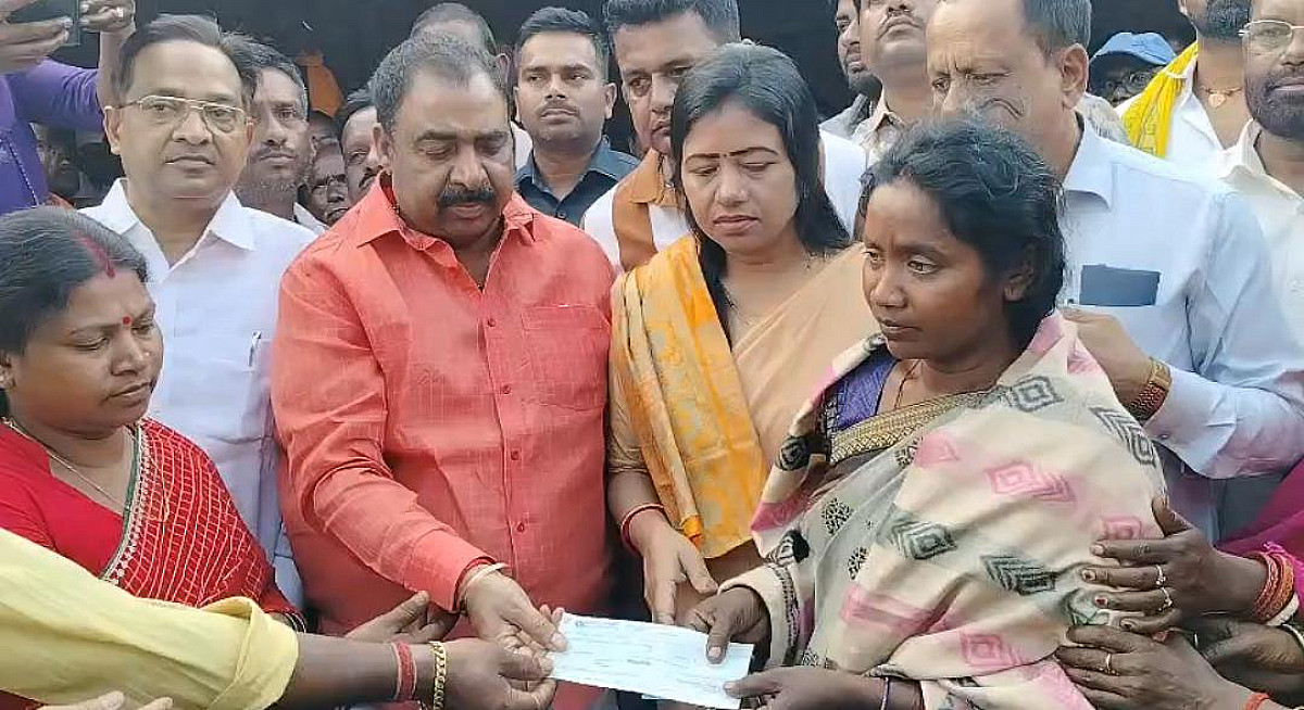 झारखंड इस्पात फैक्ट्री हादसा: मृतक के परिजन से मिले मंत्री,21-21 लाख का दिया चेक,कंपनी पर होगी कार्रवाई!