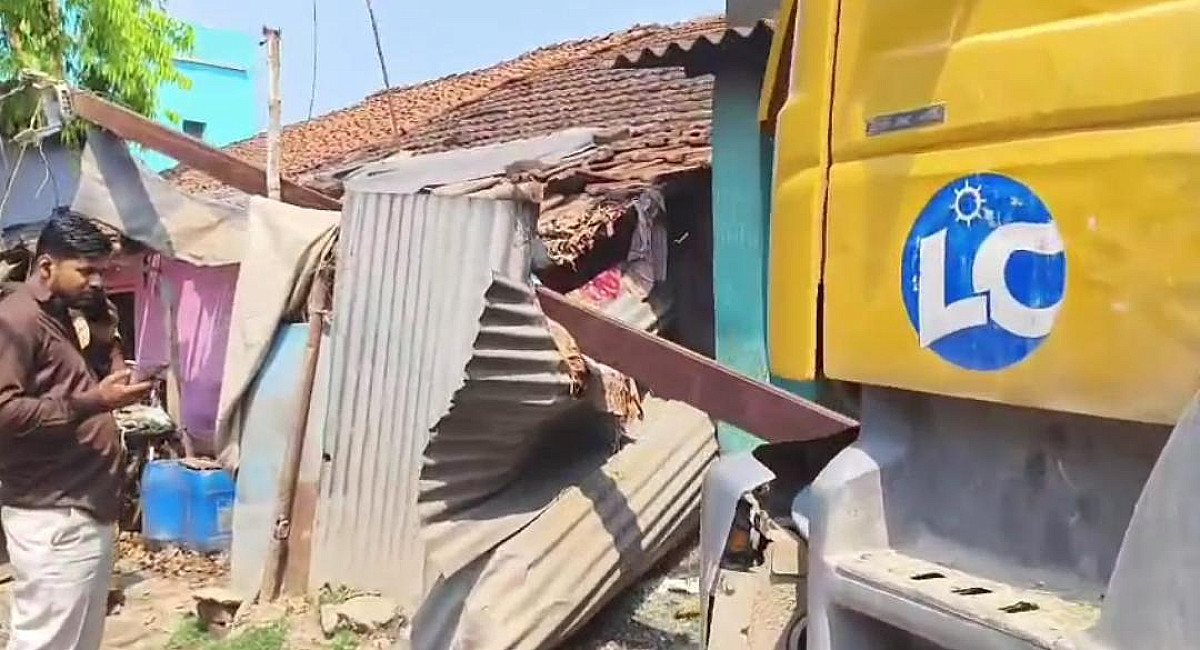 खरसावां में रफ्तार का कहर, खंभा तोड़ घर में घुसा बेकाबू हाईवा, ग्रामीणों का फूटा गुस्सा