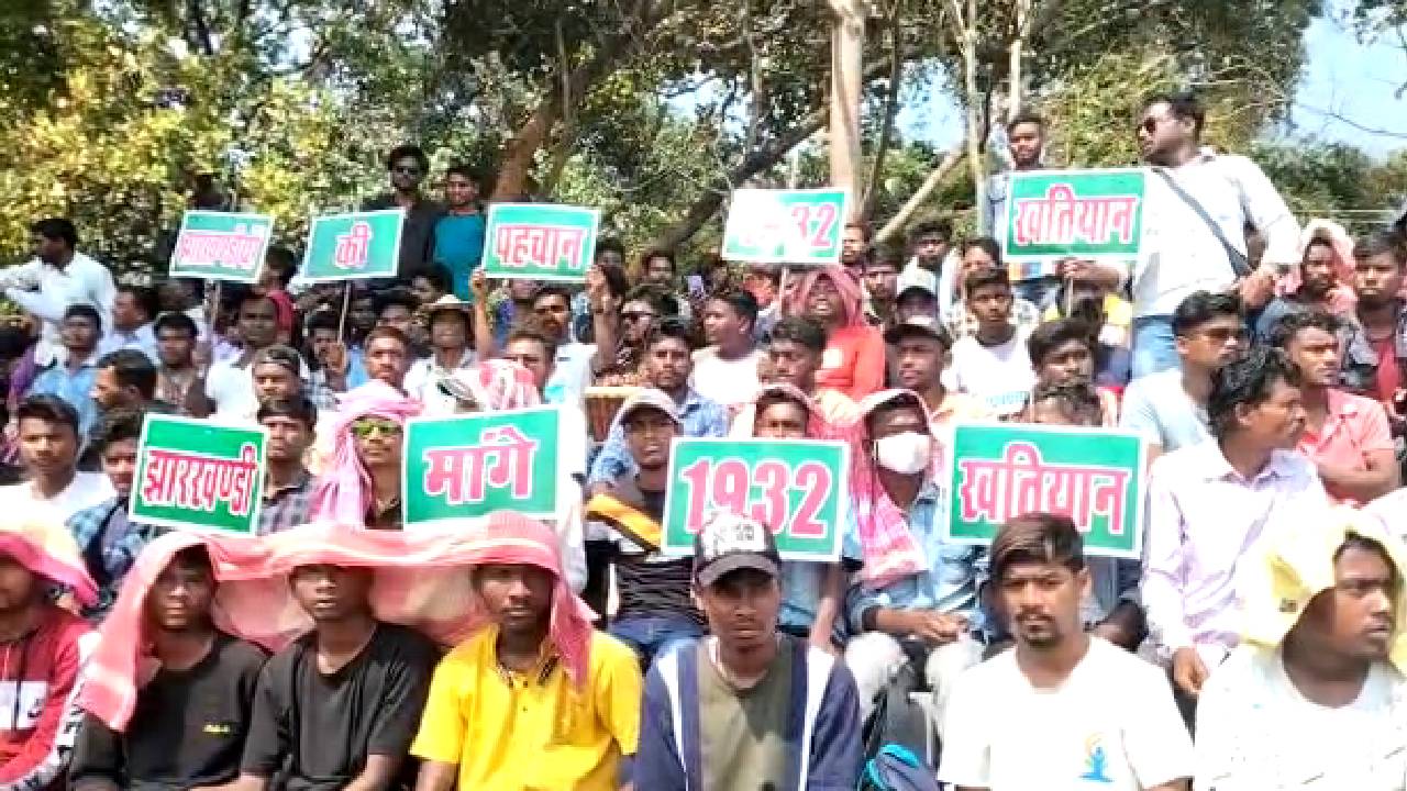 खेल में खतियान !  फुटबाल मैच के दौरान दर्शक दीर्घा में बैठे छात्रों ने यह की मांग