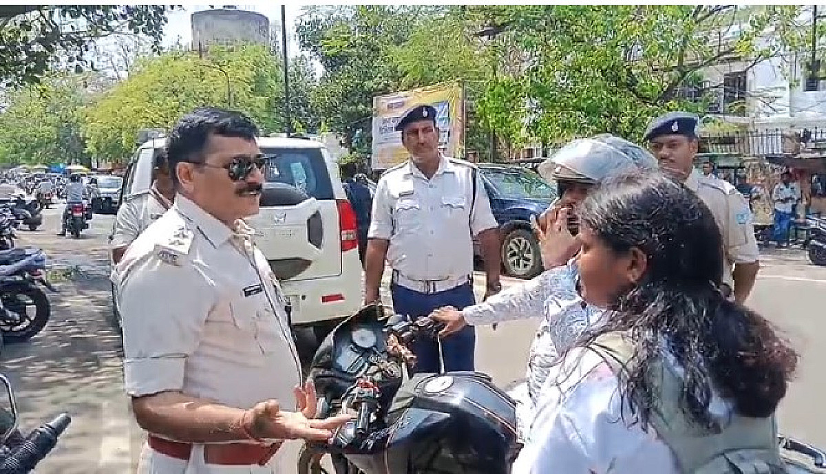 ट्रैफिक नियमों पर सख्ती: बिना हेलमेट और फैंसी नंबर प्लेट गाड़ियों पर हुई कार्रवाई